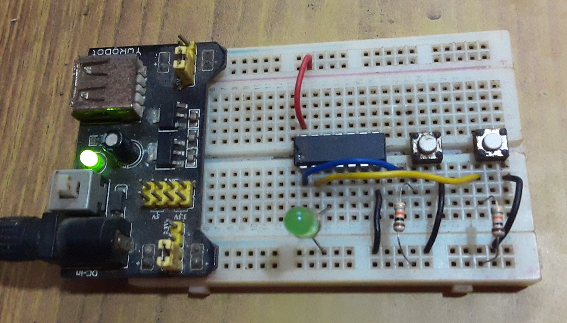 74ALS00AN NAND gate on breadboard