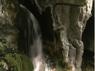 Air Terjun di Lantai 8