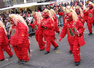 Hommes en rouge