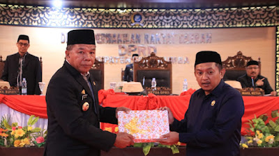 Bupati Andi Utta Serahkan KUA-PPAS RAPBD 2024 