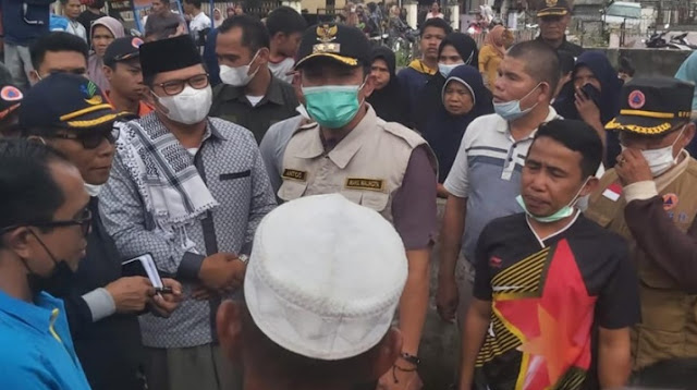 Alvia Santoni dan Rombongan Pemkot Sungaipenuh Tinjau Lokasi Kebakaran Dujung Sakti.lelemuku.com.jpg