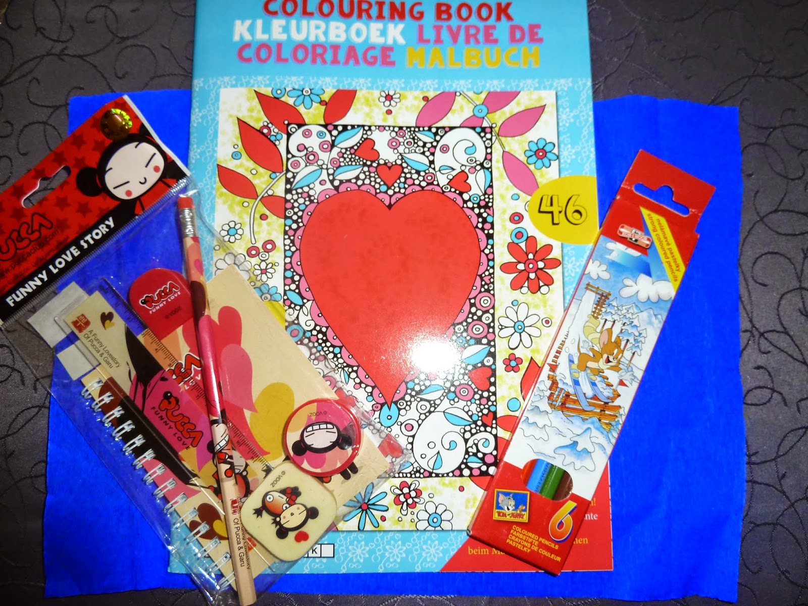 un set de papeterie Pucca trop mignon avec un petit carnet une r¨gle graduée un crayon de papier une gomme un taille crayon et une petite pince
