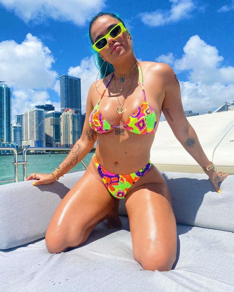 A la orilla del mar: Karol G cautiva a todos en BIKINI multicolor