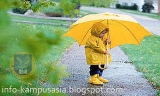 anak kecil hujan-hujan, mainan payung, perguruan tinggi asia, stmik asia, stie asia, kampus asia, malang