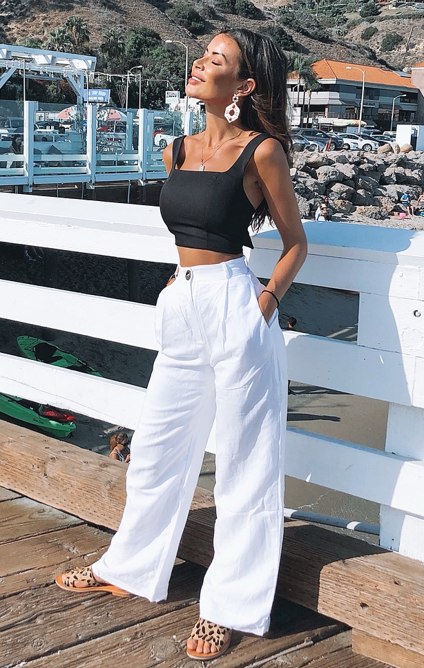summer vacation outfit / black top + wide pants + slides