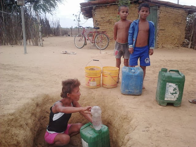 Resultado de imagem para falta da agua em trincheiras