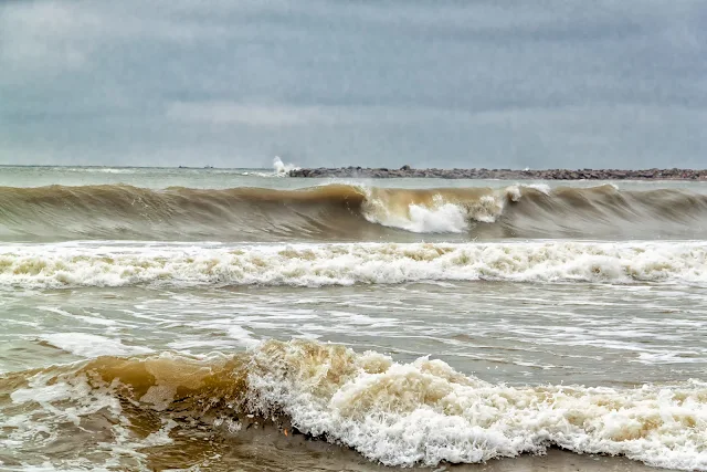 Olas susecivas  llegando a la playa en Mar del Plata