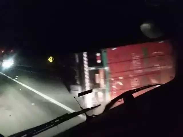 Carreta com detergente tomba na Régis Bittencourt, em Barra do Turvo