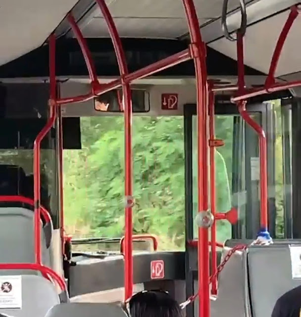 RomaTPL: bus sulla linea 235 viaggia con porta anteriore aperta