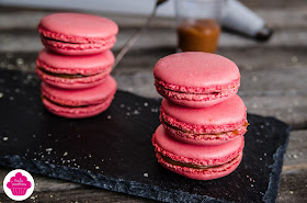 Macarons au caramel au beurre salé et biscuits roses