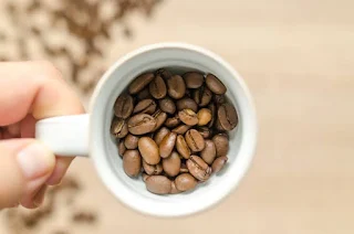 القهوة، أشهر مصادر الكافيين، image by lukas via pxhere.
