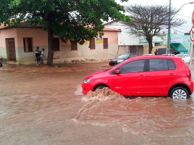 Carro fica "ilhado" em rua de Vitória da Conquista e pedestres também encontram dificuldade para circular na cidade. (Foto: Anderson Oliveira/Blog do Anderson)