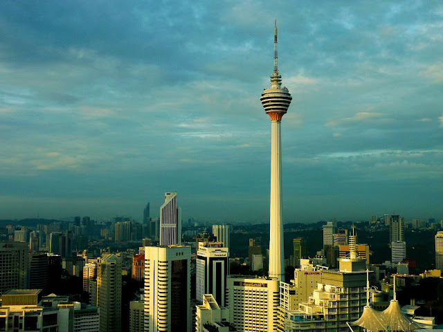 Selain pemandangan yang menarik, Menara KL mempunyai sesuatu untuk mereka yang sukakan alam semulajadi. Kehijauan yang mengelilingi  adalah Hutan Bukit Nanas - hutan simpan paling tua diwartakan di negara ini.