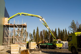 Guindaste operando durante a construção do Datacenter de Luleå