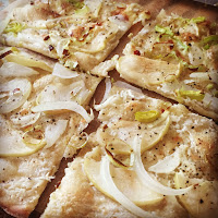 Apfel-Zwiebel-Lauch Flammkuchen