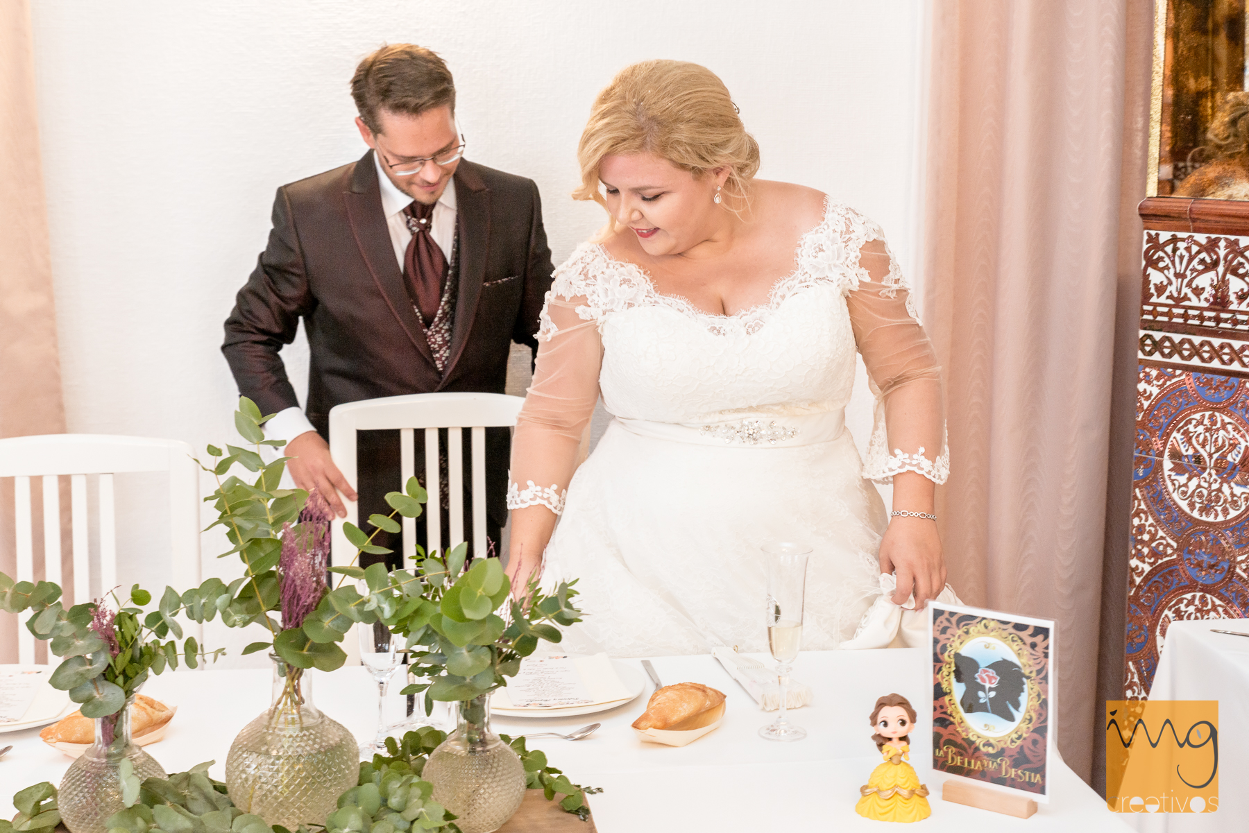 Novio ayudando a la novia a sentarse en la celebración