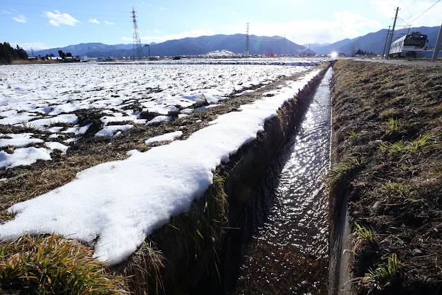 雪解けの筑摩野（アルピコ交通上高地線三溝-新村）