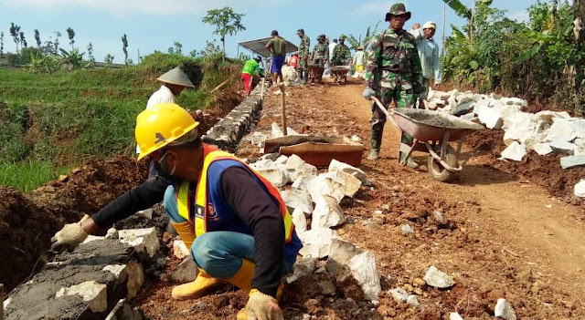 KARANGANYAR -  Bersama Warga Tentara Terus Kebut Sejumlah Sasaran Fisik TMMD Jatiwarno