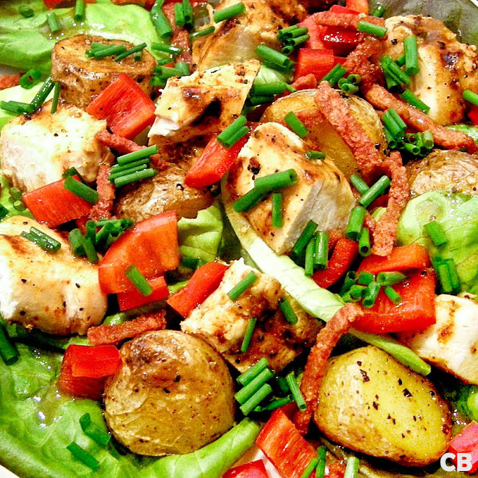 Maaltijdsalade van gegrilde kip en in de oven geroosterde krieltjes