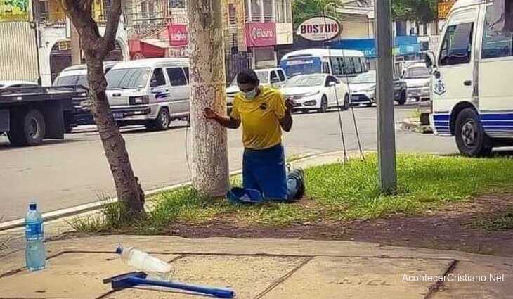 Hombre orando en la calle