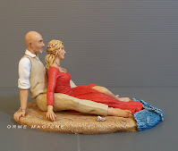 statuine somiglianti sposi da mettere sulla torta nuziale sposa con capelli biondi statuina sposo calvo orme magiche