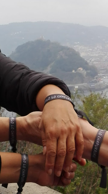 Chapurriau a San Sebastián, Donosti, dono hósties a dos máns