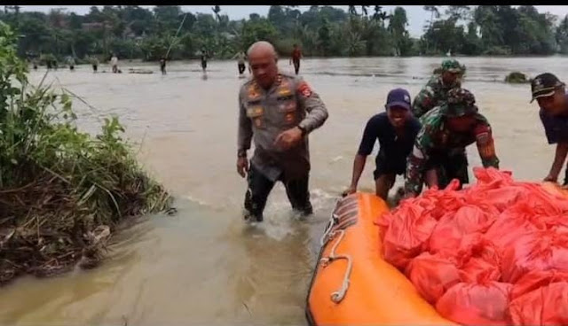200 Paket Sembako Disalurkan Polres Serang Untuk Masyarakat Terdampak Banjir di Desa Parakan, Jawilan