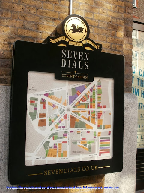 Cartel publicitario de la oferta comercial del barrio de Seven Dials