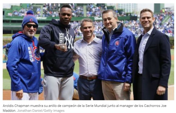 Aroldis Chapman recibió una cálida bienvenida de la afición de los Cachorros de Chicago Cubs en una frígida tarde en Wrigley Field