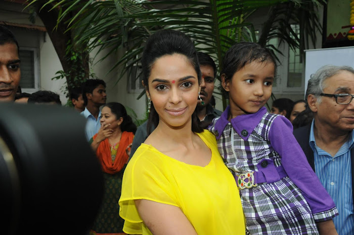 mallika sherawat visits cancer patients aid ociation.