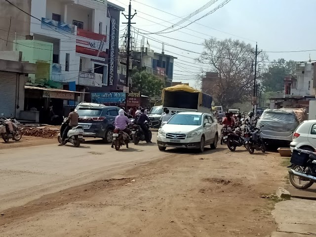 ब्रेकिंग पत्रवार्ता : यहाँ नहीं चलते "LOCKDOWN" के नियम,सारे नियमों को दरकिनार कर घर घर पंहुच..? रहे समोसे और गुपचुप..? प्रतिबंधित दुकानों में में खुलेआम चल रहा व्यापर,नहीं है कोरोना संक्रमण की कोई चिंता  