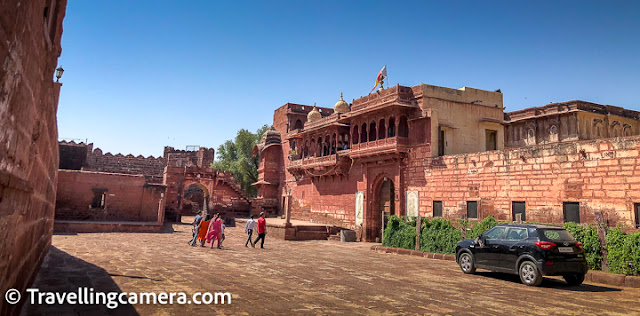 Built mostly out of yellow sandstone, the fort is stunning in its use of natural material to withstand the harsh desert climate. The architecture is mostly Rajputana and therefore you will find intricate carvings and jaalis and jharokhas that are unique to this style.