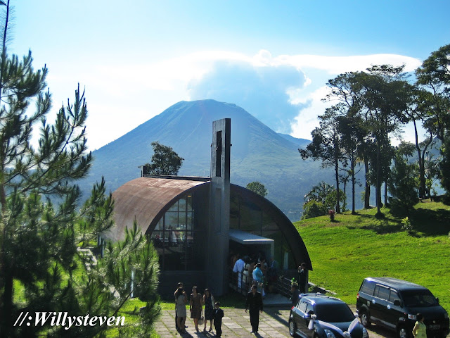  Manado dengan latar belakang Gunung Lokon Bukit Doa Tomohon, Wisata Religi di Kota Manado