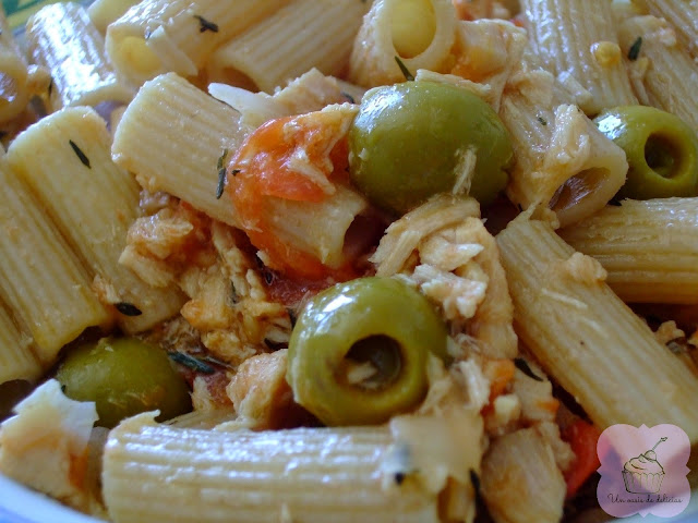 Pasta con atún, aceitunas y tomate