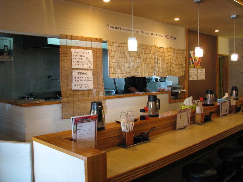 心生 麺商人・店内カウンター席