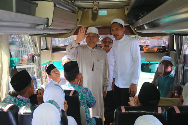 28052023-BANUATODAY.COM - Bupati Banjar  H Saidi Mansyur dan Wabup Habib Idrus Al-Habsyie melepas jemaah haji. Dok. Info Publik.jpeg