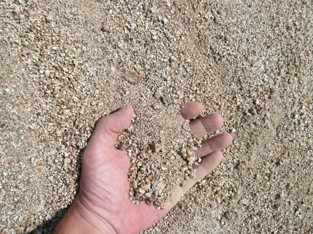 Lo sauló es arena que se forme de la descompossisió del granito.