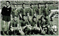 F. C. BARCELONA - Barcelona, España - Temporada 1958-59 - Ramallets, Flotats, Rodri I, Gracia, Segarra, Gensana; Tejada, Ribelles, Eulogio Martínez, Luis Suárez, Czibor y Ángel Mur (masajista) - CLUB ATLÉTICO DE MADRID 1 (Vavá) FC BARCELONA 1 (Segarra) - 12/04/1959 - Liga de 1ª División, jornada 29 - Madrid, estadio Metropolitano - El Barcelona se proclamó Campeón de Liga