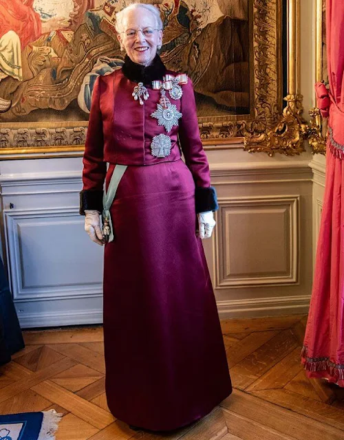 Princess Mary wore her Lasse Spangenberg outfit. Queen Margrethe wore a new outfit designed by the Association of Craftsmen