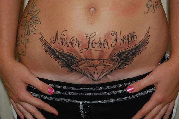 tatuaje en el abdomen para mujeres