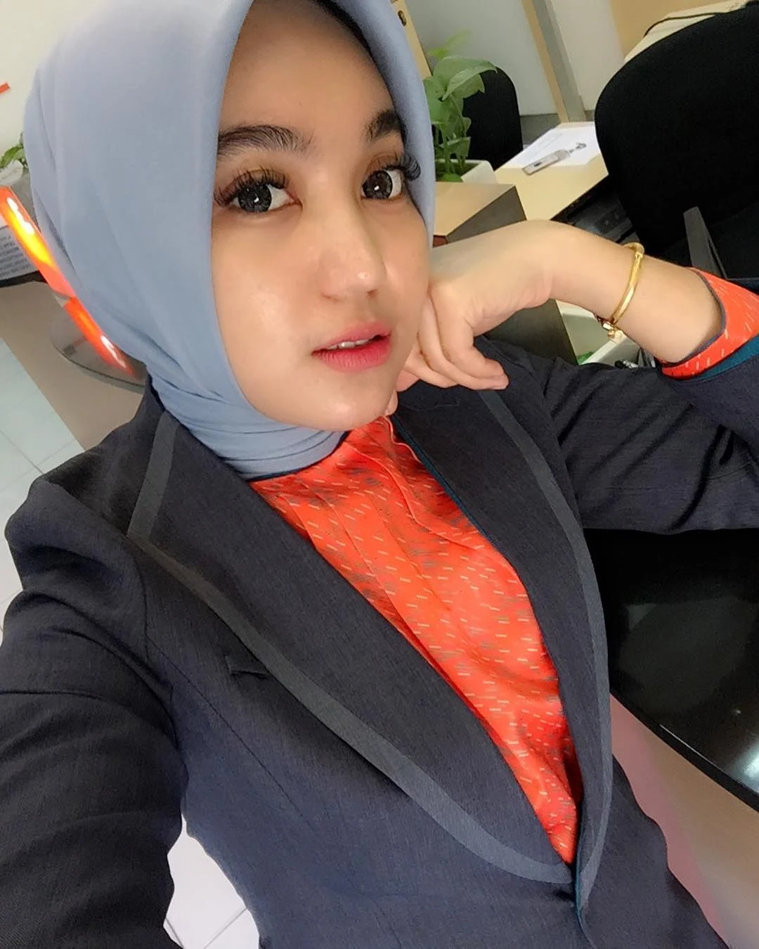 Koleksi Foto Teller Bank BNI pakek Jilbab Cantik Terbaru