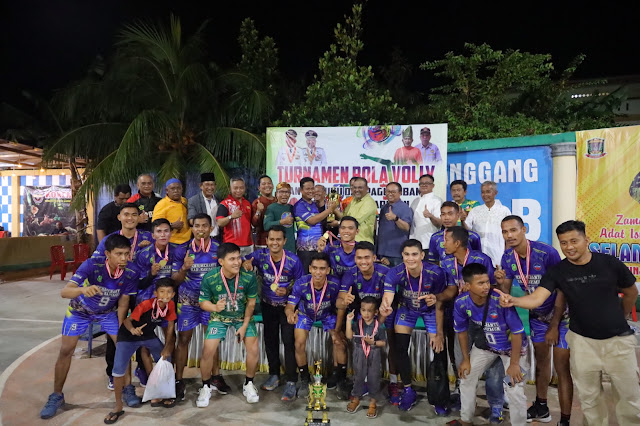 Ditutup Oleh Bupati Karimun, Tim Putra KKB Meranti Juara I Turnamen Volly Antar Paguyuban dan Suku