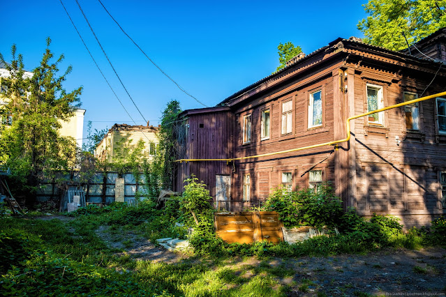 Старое многоквартирное здание со двора