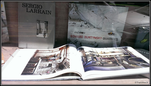 librairie vitrine bleue l'ouvre boite bobo rue des petites écuries Paris Arles photos Edward Burtynsky Sergio Larrain