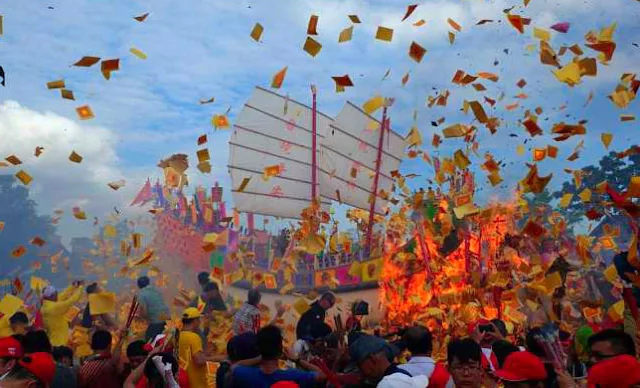 Gambar Ritual Bakar Tongkang Di Riau