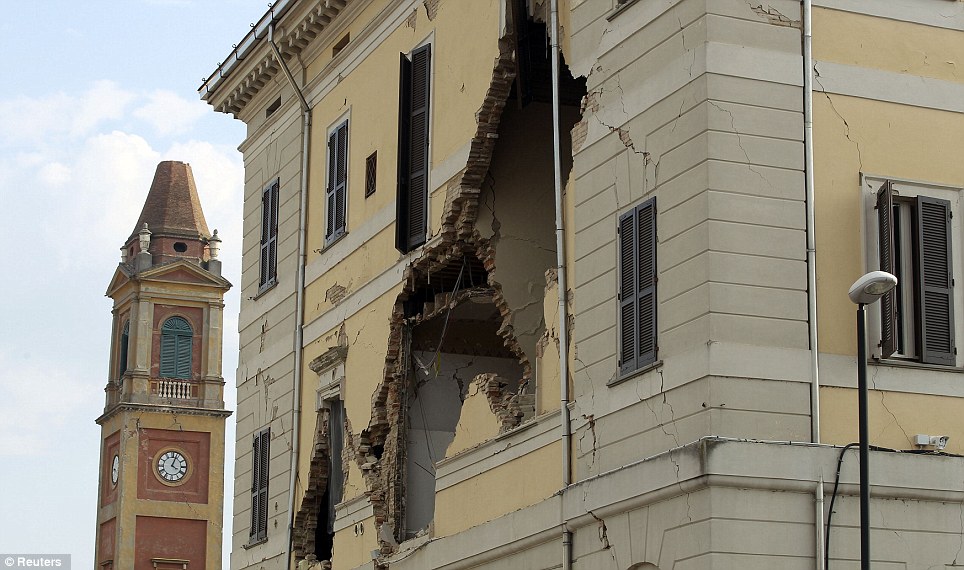Foto foto Kerusakan Bangunan Bersejarah Akibat Gempa di  