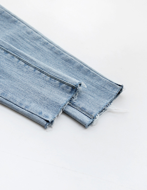 Slash Detail Light Wash Skinny Jeans