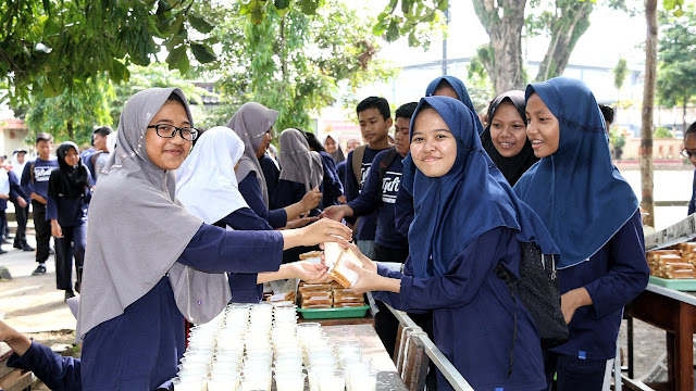 PERINGATI HARI GIZI RATUSAN SISWA SMP N I UNGARAN MINUM SUSU GRATIS 