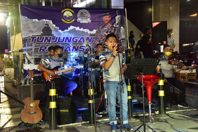 Semarakan Tunjungan Romansa, Pangkoarmada II Nyanyikan Lagu Ciptaan Sendiri