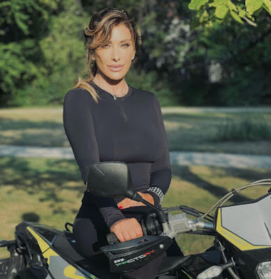 Sabrina Salerno tuta Eva Kant con la moto del figlio